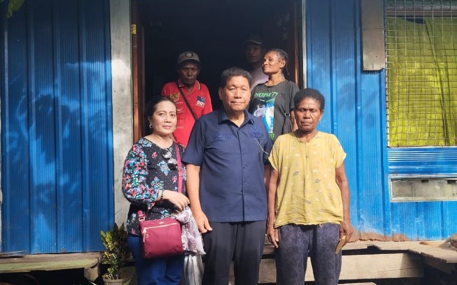 Kunjungi Rumah Duka Irene Sokoy, Tonny Tesar Serahkan Bantuan